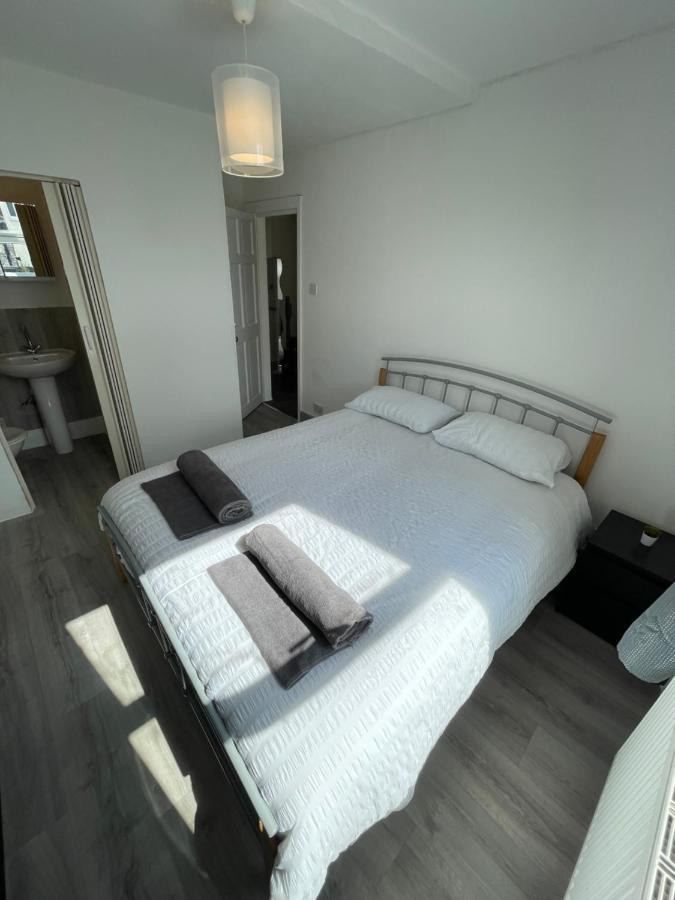 M&C Guest House Бёкенхэд Экстерьер фото